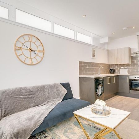 Town House Apartments Уейкфийлд Екстериор снимка