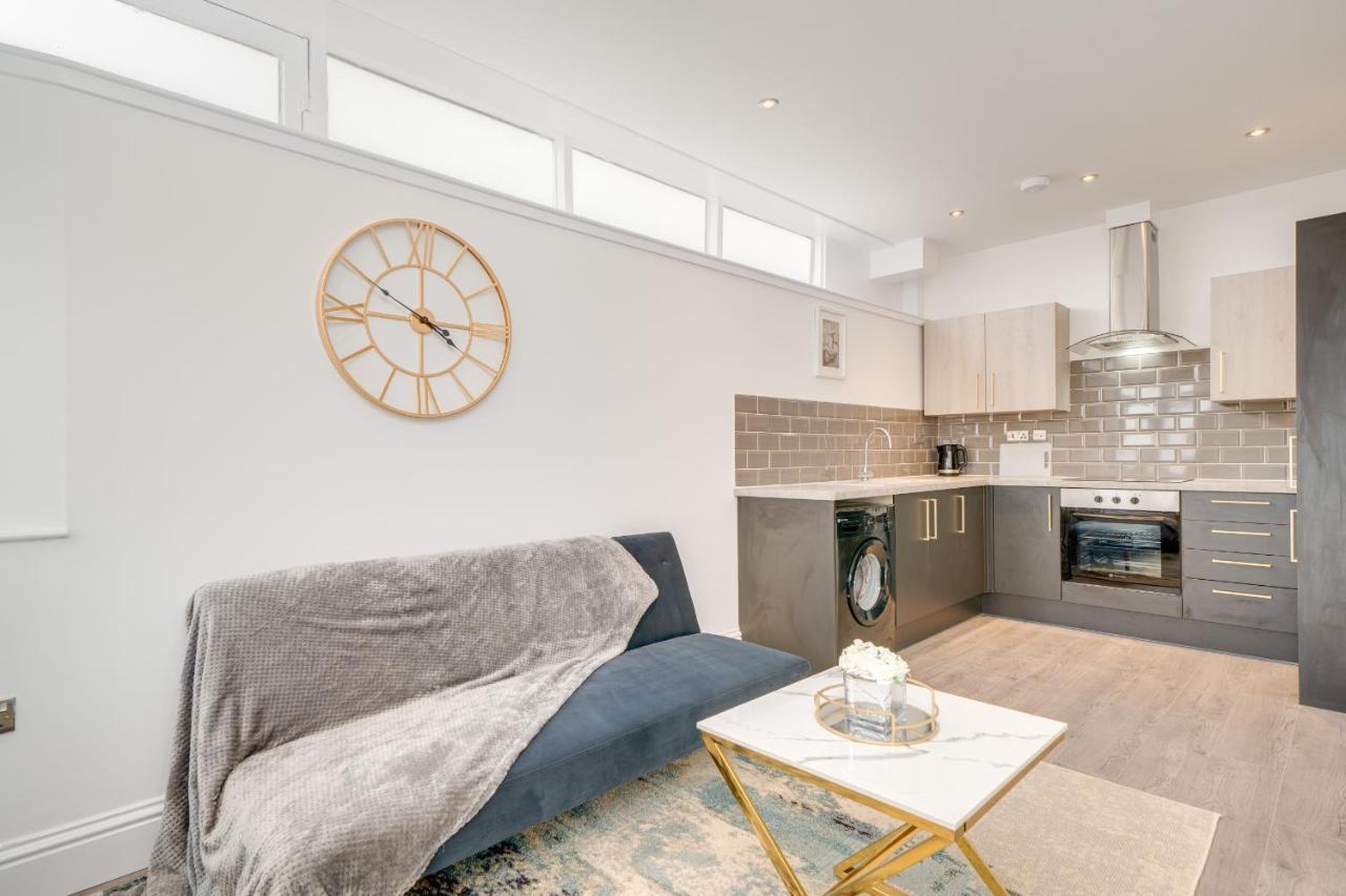 Town House Apartments Уейкфийлд Екстериор снимка