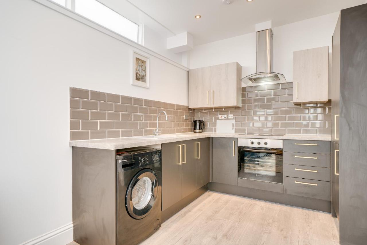 Town House Apartments Уейкфийлд Екстериор снимка