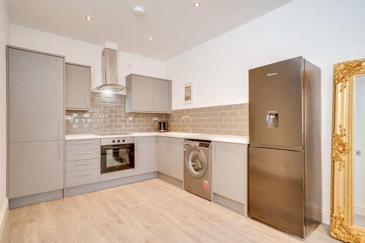 Town House Apartments Уейкфийлд Екстериор снимка