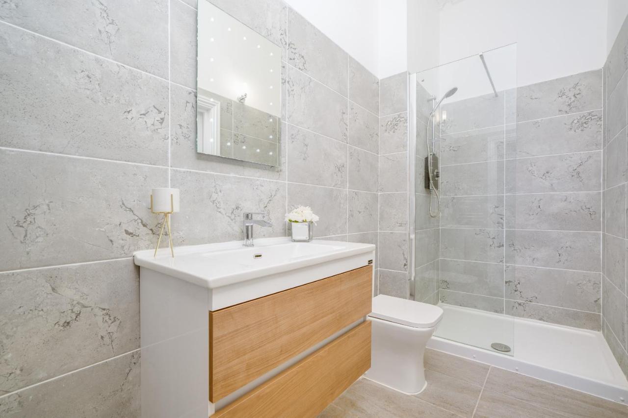 Town House Apartments Уейкфийлд Екстериор снимка