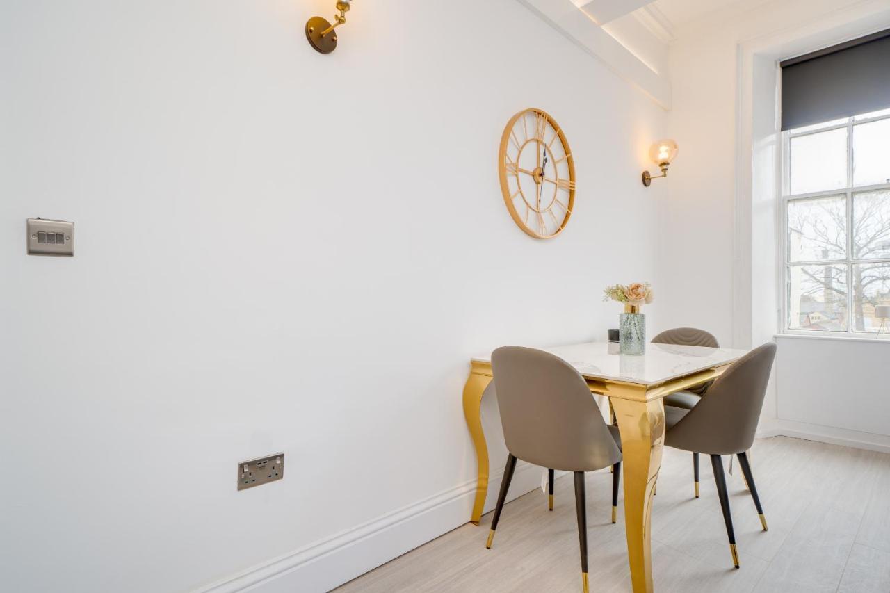 Town House Apartments Уейкфийлд Екстериор снимка