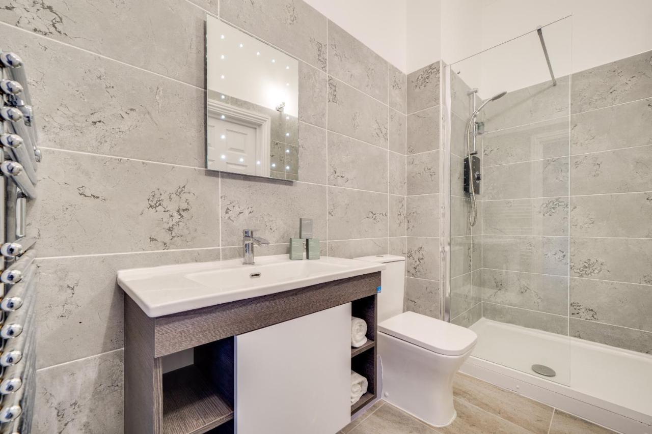Town House Apartments Уейкфийлд Екстериор снимка